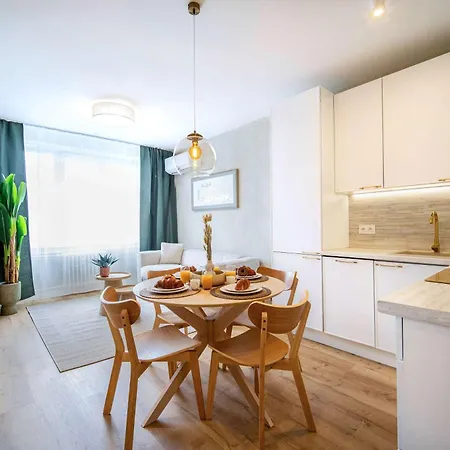Bright For 6 - Two Balconies & Parking Apartmán *