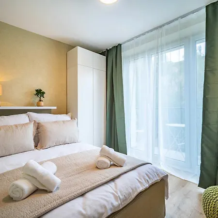 Bright For 6 - Two Balconies & Parking *
