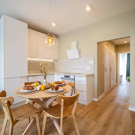 Apartmán Bright For 6 - Two Balconies & Parking *